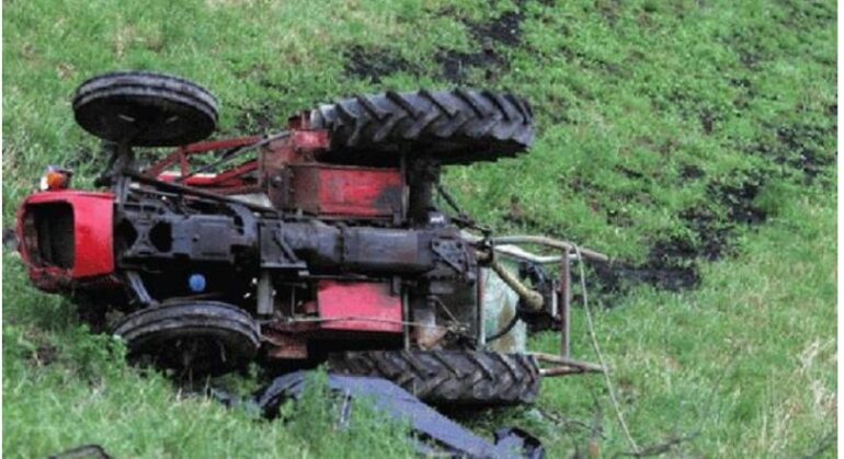 Po drejtonte një automjet bujqësor/ 67-vjeçari del nga rruga, humb jetën në spital