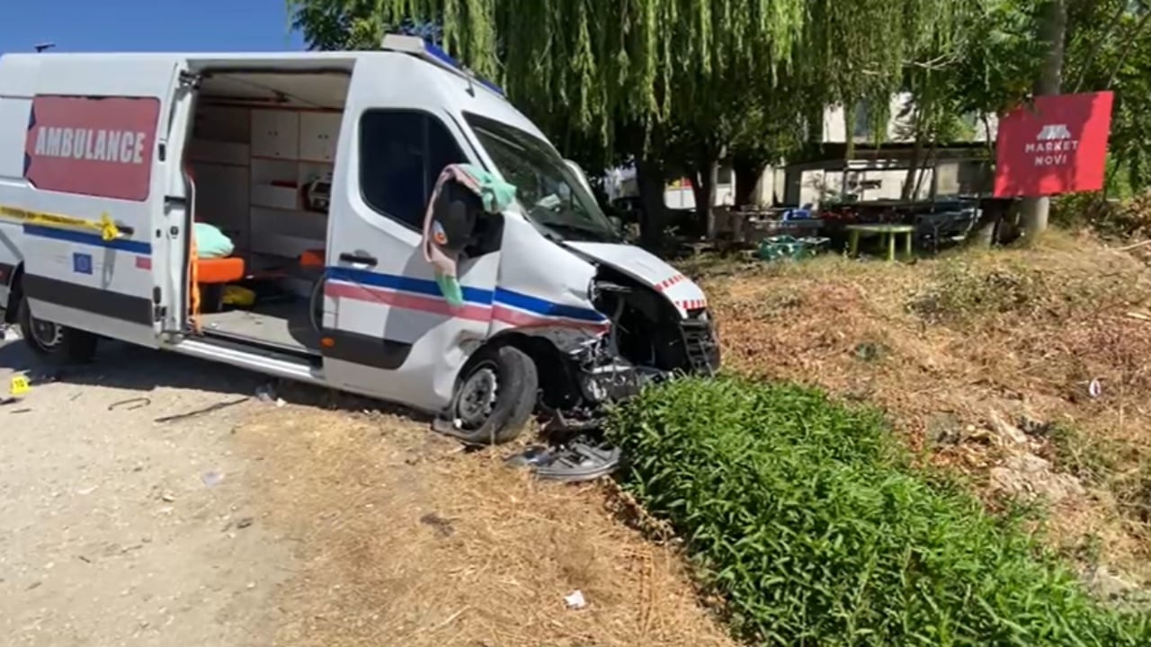 Po transportonte pacientin drejt reanimacionit në Gjirokastër, ambulanca përplaset me automjetin që i preu rrugën! Gjashtë persona të plagosur