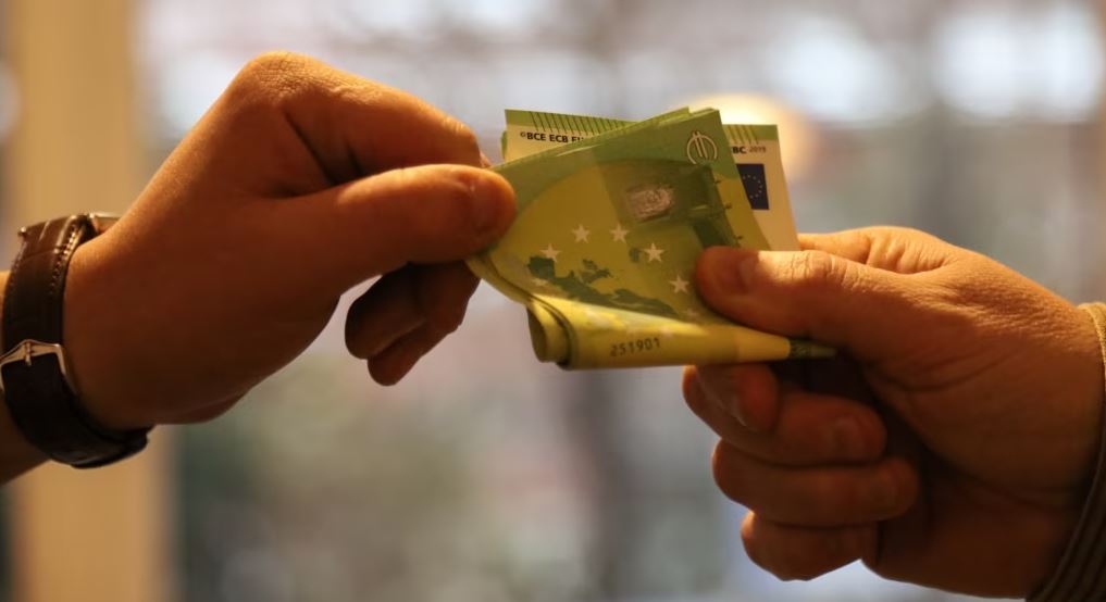 Policia vendos në pranga zyrtarin publik/ U kap në flagrancë duke…