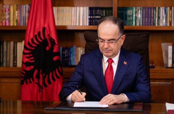 Presidenti Begaj firmos dekretin, shkarkon Besiana Kadarenë nga detyra si ambasadore në UNESCO