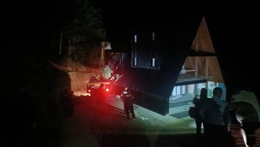 Prishet pas disa orëve tensione banesa e fundit e paligjshme në Theth! Banorët u futën në godinë, përplasje me policinë