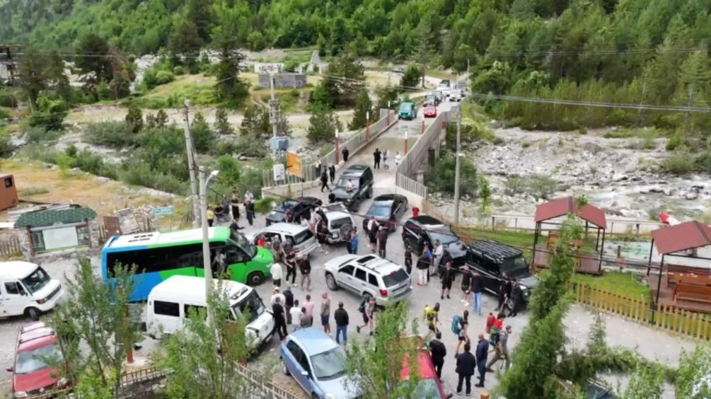 Prishja e ndërtimeve pa leje/ Tensione në Theth! Goditen me molotov fadromat e IKMT, policia në ndjekje të autorëve
