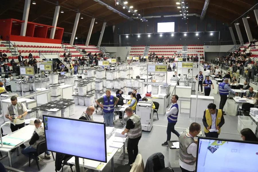 Procesi i rinumërimit për qarkun Fier, PS ruan avantazhin e thellë, ja çfarë rezultoi nga rihapja e kutive të para