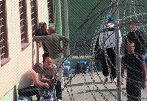 Propozohet lirimi me kusht për të dënuarit me burg përjetë, shpërthejnë avokatët dhe gazetarët, ja pse drafti…