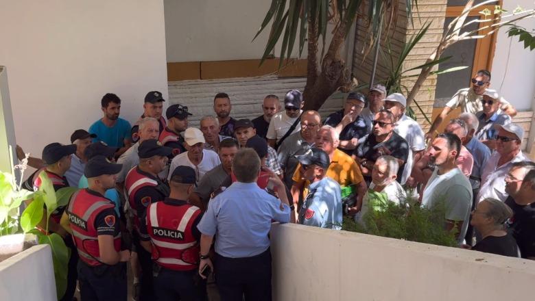 PS-PD bashkojnë votat në Sarandë, i japin 60 hektarë tokë dy biznesmenëve. Banorët e Nivicës protestojnë jashtë dhe nuk lejohen të marrin pjesë në mbledhje