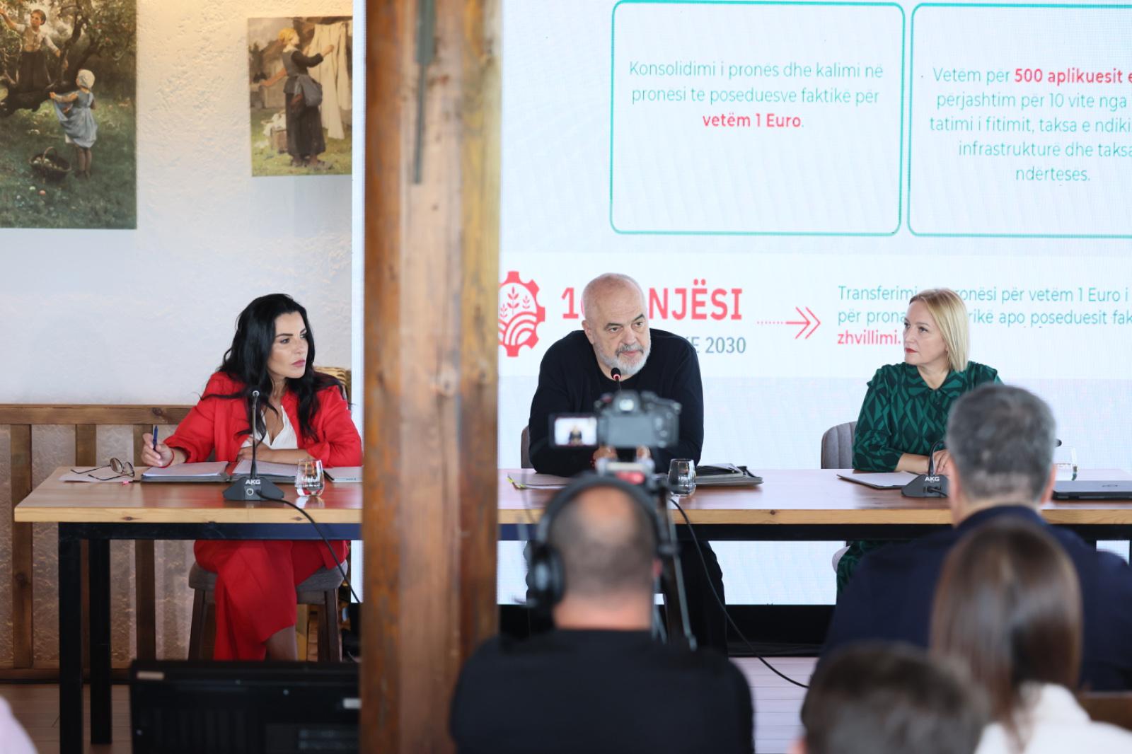 Qeveria hap “thesin” për bujqësinë, Rama takime me fermerët në Cërrik, premton rritjen e mbështetjes