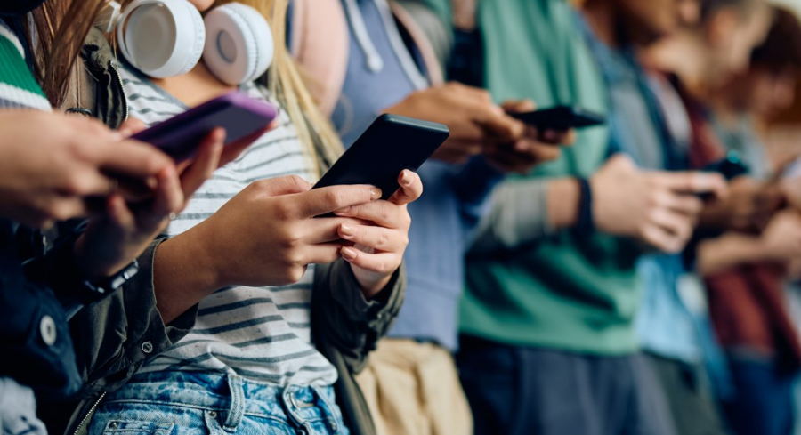 Qeveria holandeze për një vit ndaloi telefonat për nxënësit në shkolla, ja rezultati