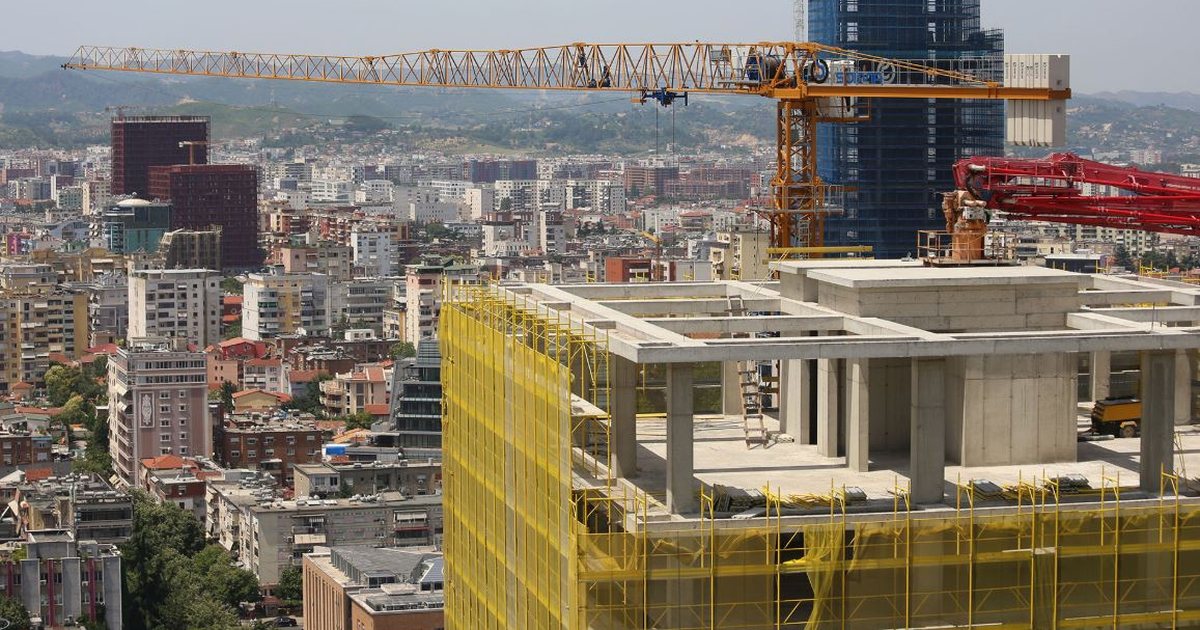 Qeveria u fali ndërtuesve të paligjshëm mbi 2 milionë euro tarifa