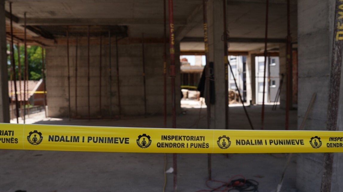 Ra nga çatia e ndërtesës ku po punonte, ndërron jetë 40-vjeçari