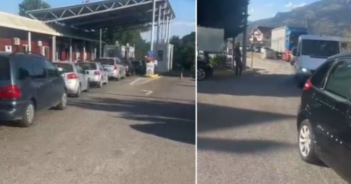 Radhë mjetesh në pikën kufitare të Bllatës, punohet me dy sportele