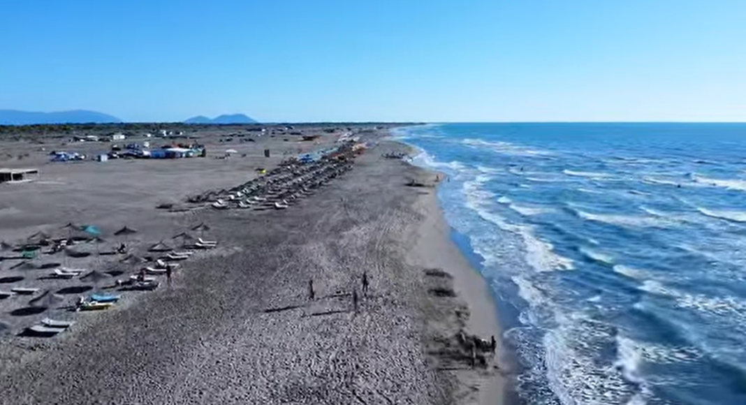 Rama ndan pamje nga plazhi i Pishporos në Fier