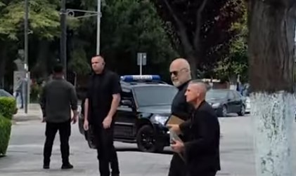 Rama ‘zbarkon’ në Fier/ Mbledhje urgjente me drejtuesit e bashkisë, ja paralajmërimi i fortë në mesazhet e tij