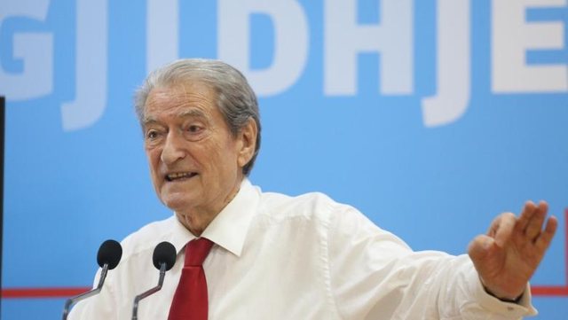 “Ramaduro kundër Lali Vjedhësit, vendi digjet”, Berisha ngre alarmin për zjarret: Qeveria e zënë me luftë çadrash,ska..