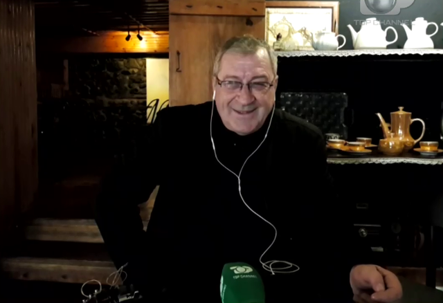 Refuzoi të këndonte për Enver Hoxhën, ja çka bëri me  gishtërinjtë e tij…