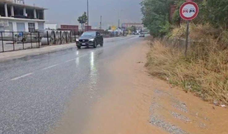 Reshje të dendura shiu në Kukës! Uji mbulon rrugët, paralajmërim për drejtuesit e automjeteve