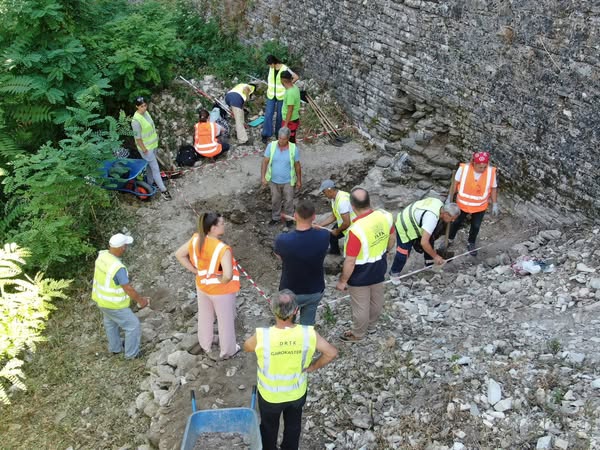 Rifillojnë pas 30 vitesh gërmimet arkeologjike në kalanë e Gjirokastrës