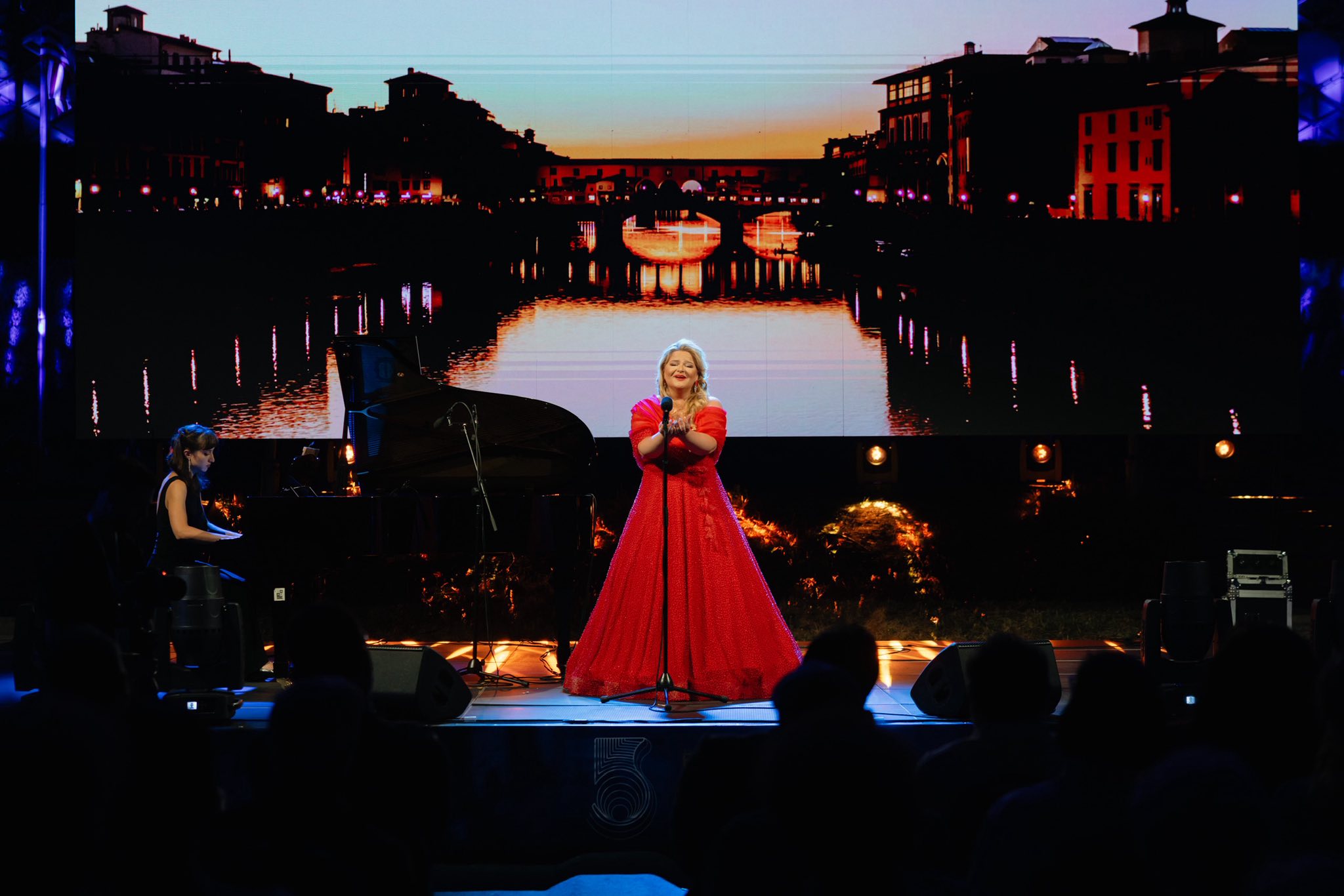 Rikthim i magjishëm i Marigona Qerkezit, nga skenat botërore në qiellin e hapur të Prishtinës