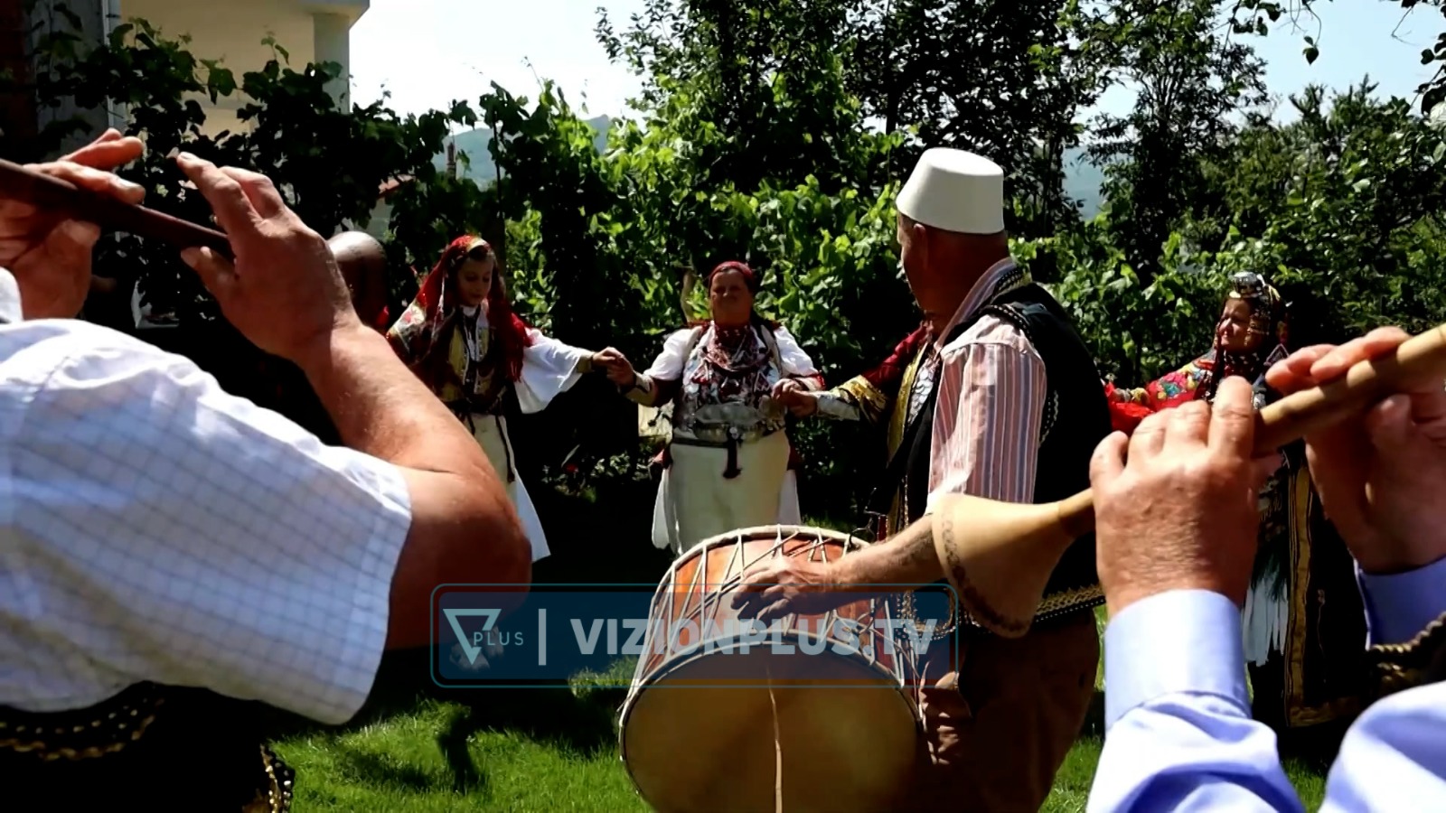 Rrajca e turizmit dhe historisë, banorët ruajnë më fanatizëm kostumet dhe vallet tradicionale