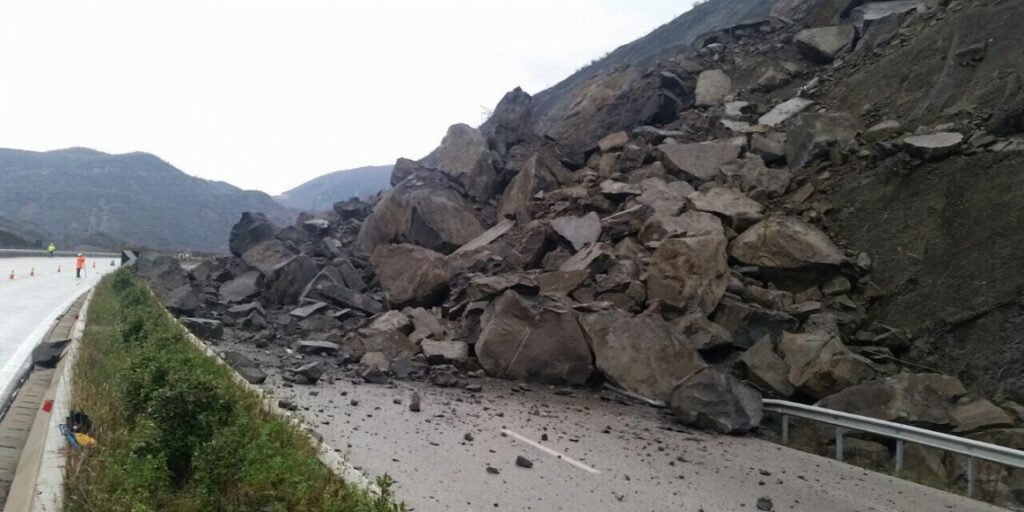 Rrëshqitja e gurëve bllokon qarkullimin në tunelin e Shkopetit, probleme në aksin Burrel–Milot