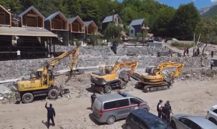 Rreth 70 objekte të shembura/ Përmbyllet sot aksioni për shembjen e ndërtimeve pa leje në Theth