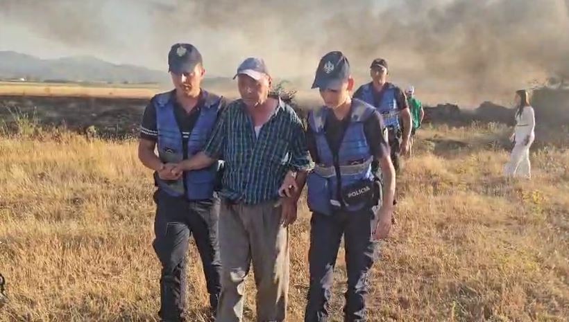 Rrezikojnë jetën mes flakëve për ta nxjerrë nga shtëpia, tre policë në Korçë shpëtojnë 72-vjeçarin nga zjarri