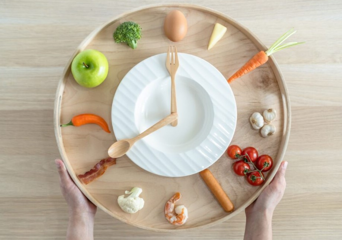 Sa gjatë mund të qendrojë njeriu pa ngrënë