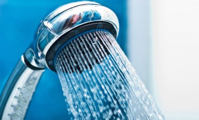 Sa herë në ditë duhet të bëjmë dush gjatë verës