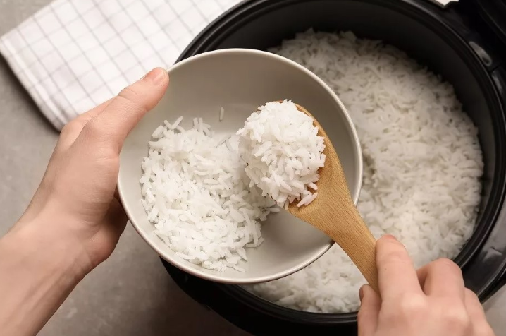 Sa kohë mund ta lini orizin e gatuar jashtë frigoriferit?