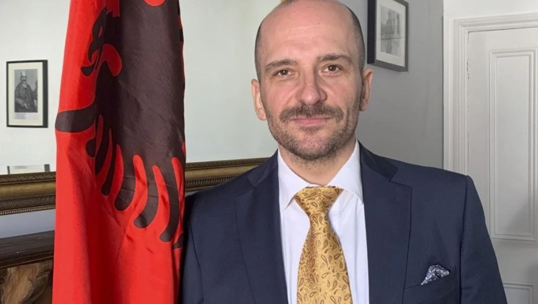 Sa shqiptarë ka në Britaninë e Madhe? Ambasadori shqiptar në Londër zbërthen të pavërtetat e Farage dhe Daily Telegraph