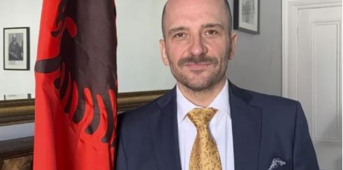 Sa shqiptarë ka në Britaninë e Madhe? Ambasadori Uran Ferizi zbërthen të pavërtetat e Farage dhe Daily Telegraph