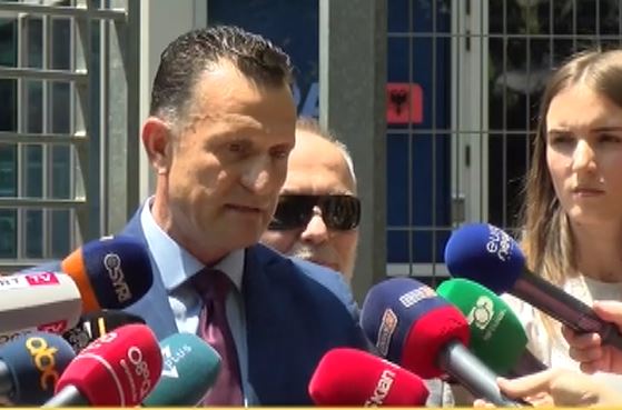 “S’dihet nëse do jetojë apo jo”, avokati për policin që rrahu kamarierin: Është braktisur nga të gjithë