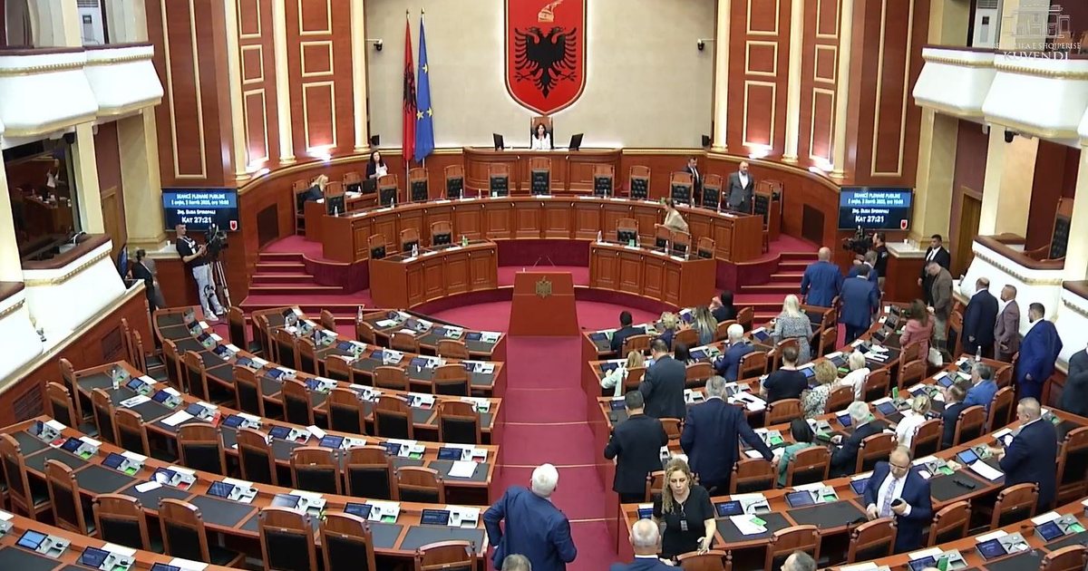 Seanca e fundit! Maxhoranca miraton e vetme pr.ligjet, vetëm Braçe abstenon