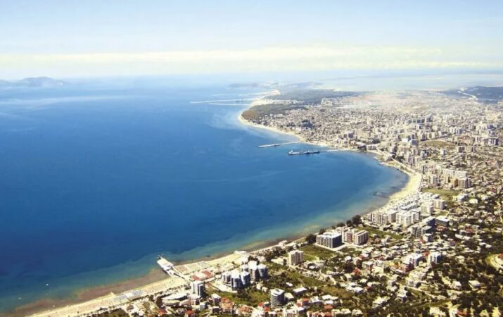 Sezoni turistik me sfida/ DHAT kërkon zgjidhje për ujin, mbetjet dhe fuqinë punëtore