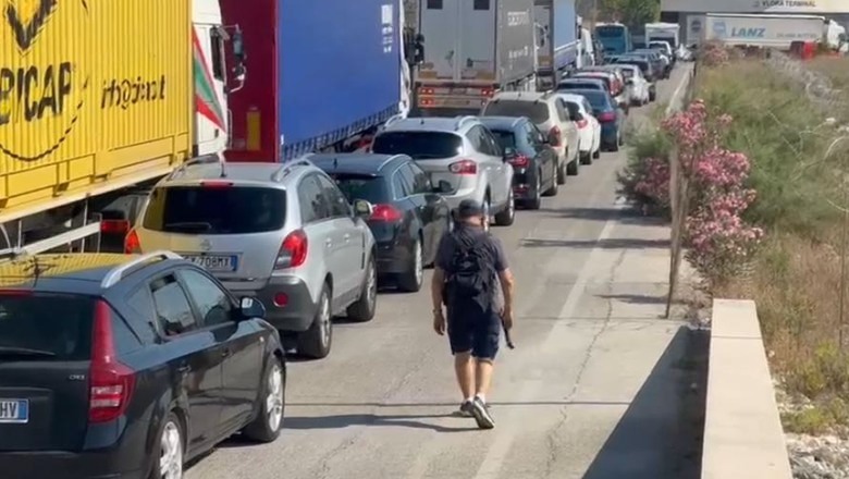 Sezoni turistik nis me vrull, qindra mbërritje në portin e Vlorës nga Italia