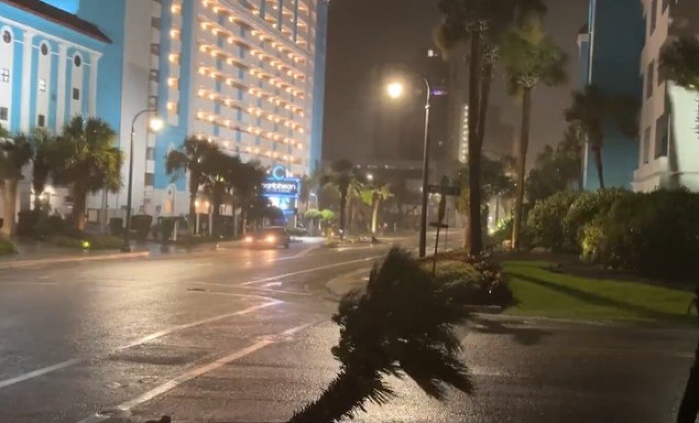 SHBA, stuhia tropikale Chantal lëviz drejt Karolinës së Jugut, kërcënim për përmbytje të menjëhershme