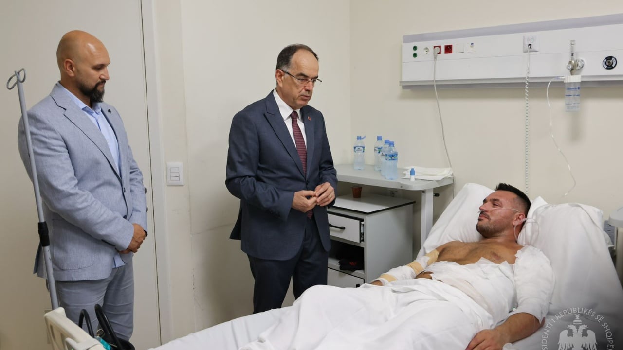 Shefi i komisariatit të Delvinës pësoi djegie teksa tentoi të fikte zjarrin, Presidenti Begaj e viziton në QSUT