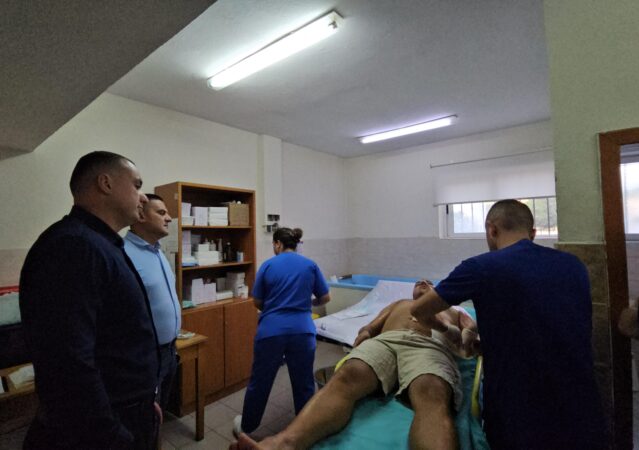 Shefi i komisariatit të Delvinës u dogj nga flakët, vizitohet në spital nga Drejtori i Policisë Ilir Proda