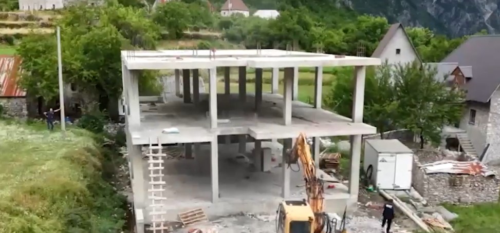 Shembja e ndërtimeve pa leje në Theth/ Kërcënohet drejtori i IKMT-së, i vendoset kurorë me lule në shtëpinë e prindërve