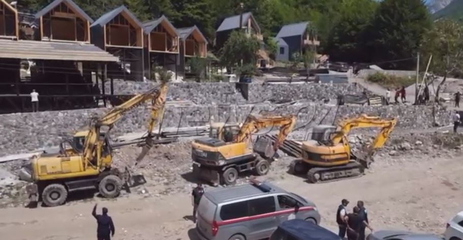 “Shembje në mes të sezonit turistik”, PD shpërthen ndaj Ramës: Kryeministri po grabit tokat për oligarkët