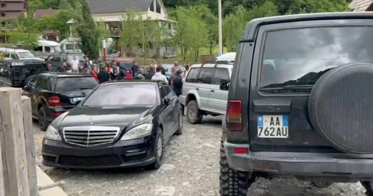 Shembjet e bujtinave në Theth/ Banorët bllokojnë rrugën në hyrje të fshatit turistik