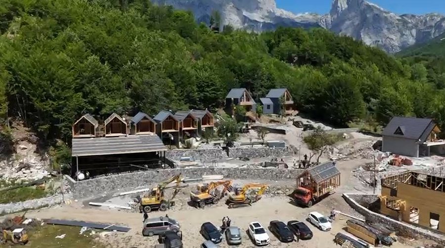 Shembjet edhe ndërtesa e fundit në Theth, banorët u larguan pas telefonatës nga pronari