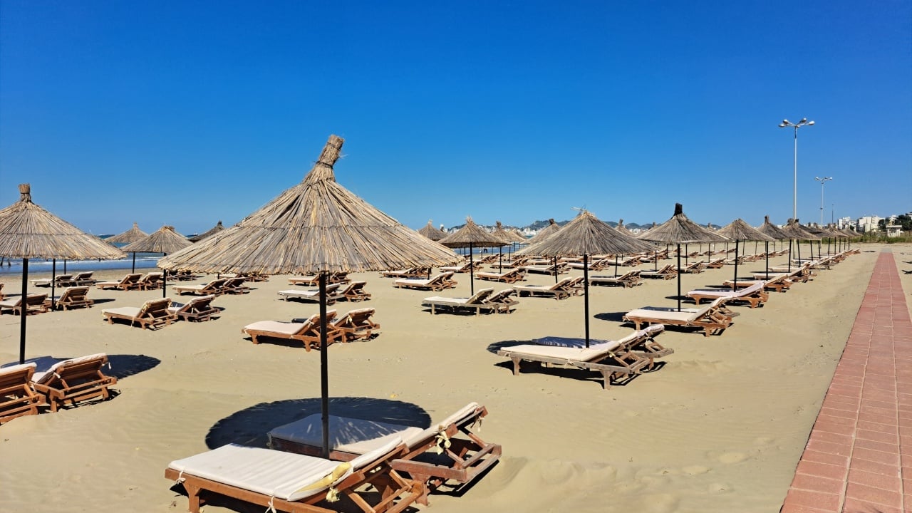 Sherr në plazhin e Kavaleshencës, përplasje fizike mes dy të rinjve dhe punonjësit të plazhit