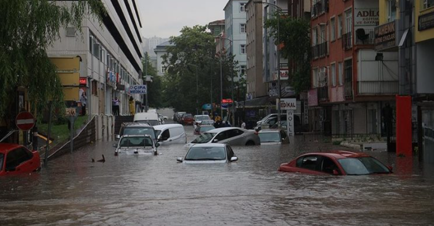 Shira të rrëmbyeshëm përfshijnë Ankaranë, evakuohen banorët