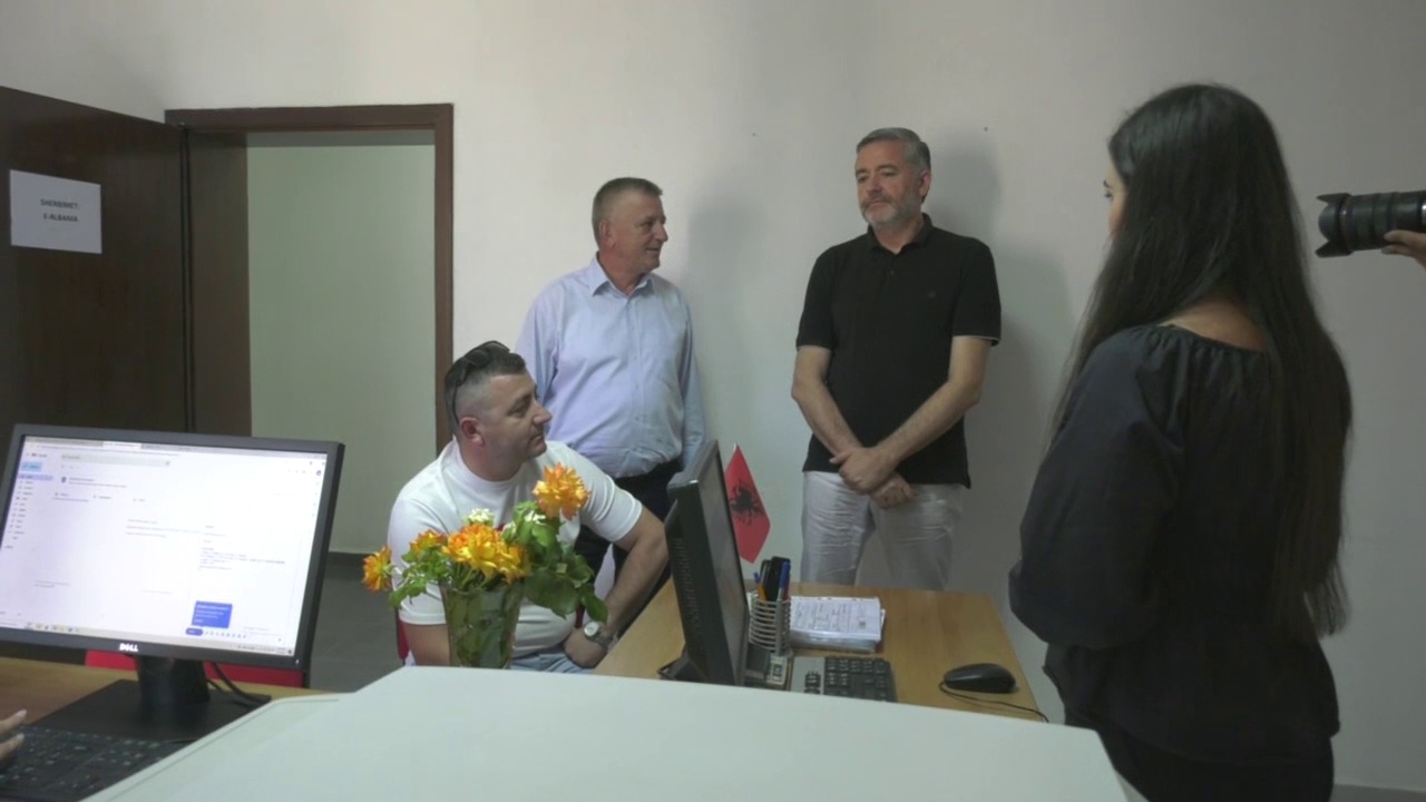 Shkarkohen të gjithë drejtorët e Bashkisë Dibër, Blendi Klosi ndjek nga afër procesin e shërbimeve të e-albania