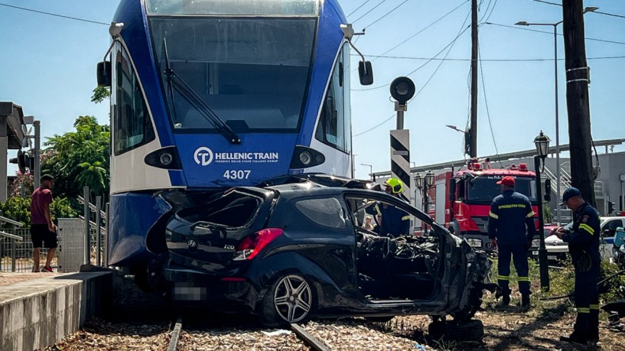 Shoferi injoroi trarët dhe sinjalin e ndalimit, përplaset me trenin në kryqëzim