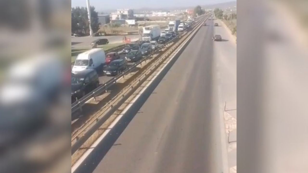 Shpërthen në flakë makina në autostradën Lushnje-Fier, “paralizohet” qarkullimi, shoferët bllokohen në trafikun kilometrik