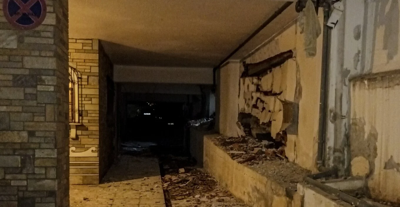 Shpërthim i fuqishëm në një bllok apartamentesh në Selanik, dëme të mëdha në ndërtesat përreth