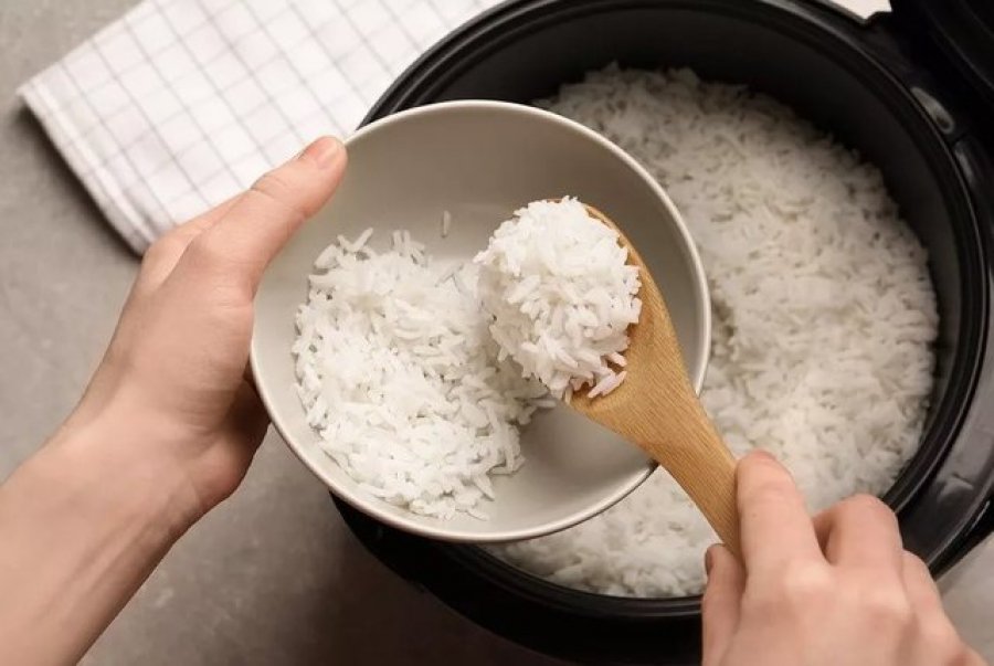 Shpesh herë shkaktar për helmim, zbuloni sa ditë qëndron orizi i gatuar në frigorifer?