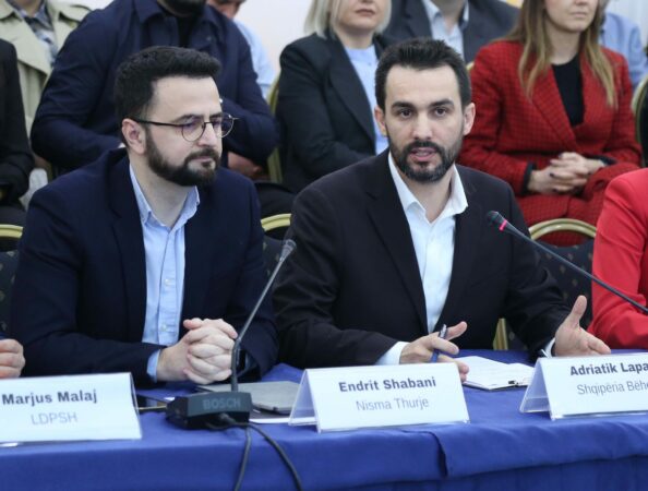 “Shpifje, gënjeshtra dhe truke politike”/ Shabani shpërthen ndaj Lapajt: Po fabrikon një të vërtetë të tijën