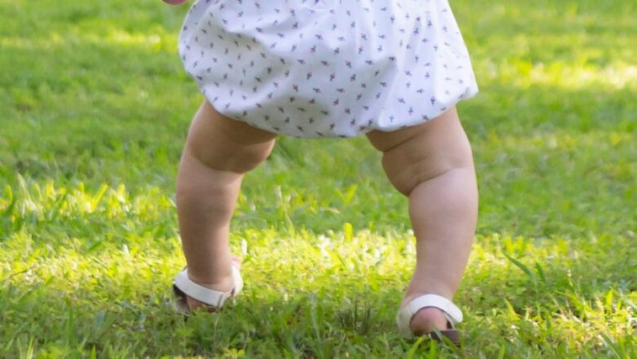 Shqetësime gjatë ecjes? Ja pse fëmija juaj duhet të vizitohet nga mjeku